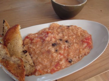 そして、今日の昼は、朝の豆粥をトマトとローズマリーと合わせたリゾットへヘンシンっさせました！量がすくなかったので、これも岩手の雑穀、ヒエとアワでカサ増しをしましたよ〜　