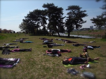 四月のヨーガの様子。気持よさそうに『今』と戯れています。・・・寝てる？