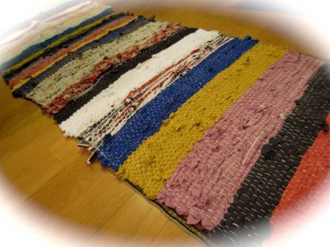 R0015627 これが、記念すべき第1枚目です。あと99枚は織ります〜っ。どうぞみなさま、一度は織り機(おりおり)の中に参加されてみてください。一枚のマットにたくさんの方の心が宿れば、大変力のあるマットになります。使われる人は、皆様のパワーを感じられることでしょう〜。