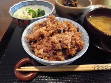 これが酵素玄米のアップです。玄米と小豆炊いたものを2日間置いてから食べることができます。そしてその後腐ることはありません。75度で育てるように保ちます。本当なら、このごはんですとこれだけでおかずはいりません。500円コースはごはんと味噌汁とお新香と一品です。