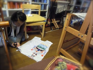 手分けをして作業します。「私は、チョキチョキカット係でっす♪」