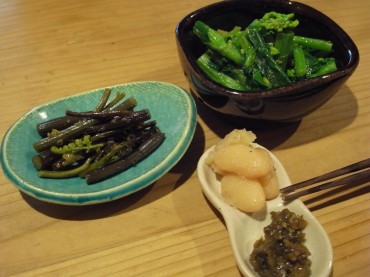 右は珠代ママからの菜の花。ありがとうです。左は山歩き両親からの蕨、ありがとうです。箸置きには、珠代ママの美味しいふき味噌、ありがとうございます。豆きんとんは智子さんです。あしからず。