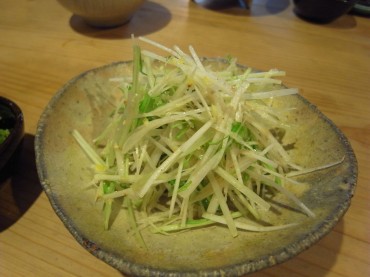 ウドと水菜のサラダにしました。柚子も混ぜ爽やかな朝になりました。