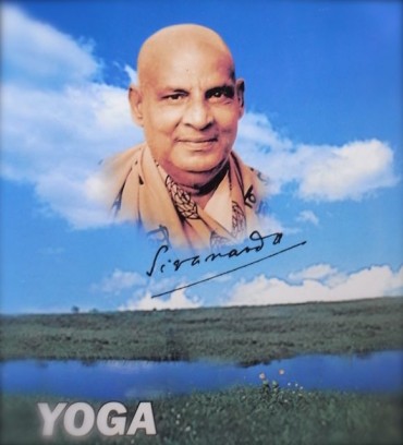 空にとけているシヴァーナンダさん。こういう構図を考えたスヴァーミージーがいるのでしょう。そうしたかった気持ちが…よく伝わってきますよね。