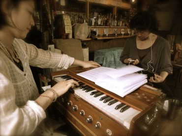 インド滞在中にたくさんのキールタンを学んで帰国したannaさんが音を拾ってくれます。