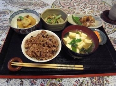 こちらは1000円のランチ。500円は酵素玄米＋味噌汁＋お新香と1品