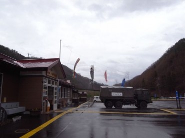 R0015726 自衛隊の車が三貝分校道の駅に。ここは昔分校だったそうです。学校を上手に生かして道の駅にしています。ところどころに懐かしい小学校の雰囲気がのこっています。和ませてくれる道の駅ですね。昔の写真(下)なども飾られています。