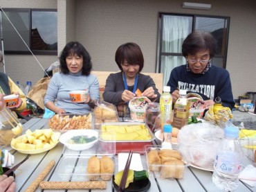 R0015735 角田(すみだ)ファミリー。真ん中ケーナさん、まだ若いのに、バリバリとボランティアの皆さんを取りまとめ指示を出します。