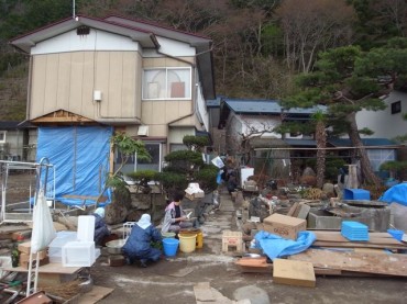 R0015751 箱石家ご近所おばちゃんみんなで毎日、ドロ洗いと掃除です。