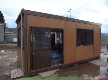 R0015753 洋品店だった店は流れてしまいましたが、プレハブ店舗で営業を再開しているようでした。