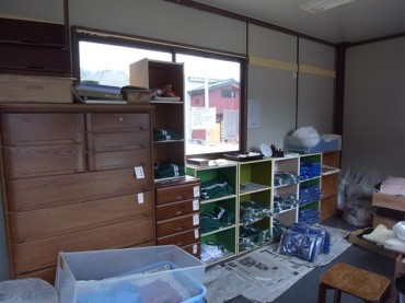 洋品店の中は、数少ないですが、小学校のの体育着が見えます。 title=