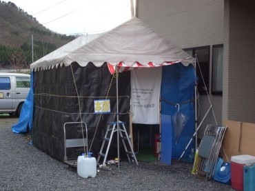 R0015756 中はキッチン。自分たちで全部するのですね。センターの中で寝泊りしていらっしゃる様子でした。