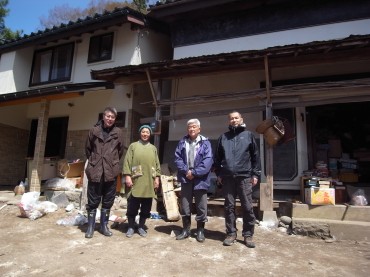 R0015763 三浦さんのご家族と残った蔵の前で