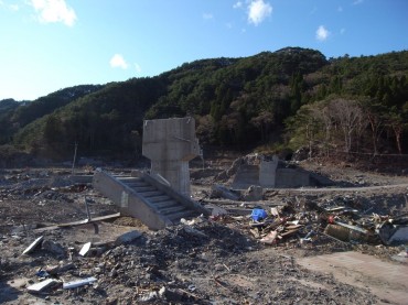 R0015833 階段の上に駅舎があったのですが。。。