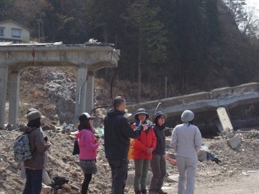 R0015869 三陸鉄道の高架線路を破壊する衝撃