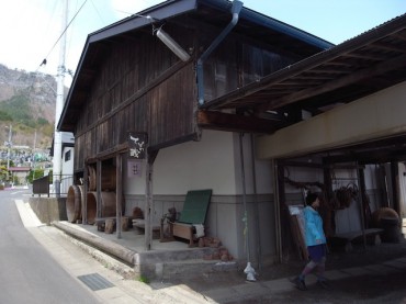 『てどの蔵』「くら」を手仕事の実演展示室にしています。