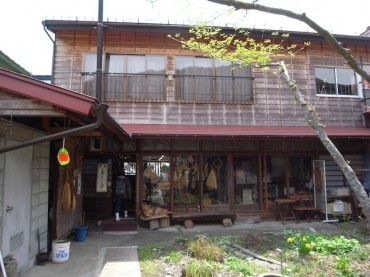 商店街に面した「みせ」で販売をしています。