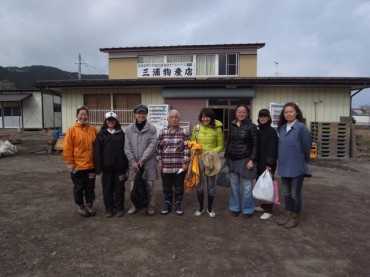 ドロ撤去作業にあたった建築家ガールズ5。このあとも宮古を見て廻って東京へ。これからの東北の復興計画をたのみましたぞ〜