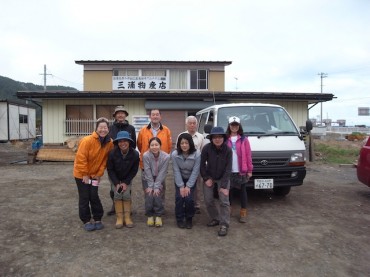 こちらは小本川ガレキ清掃にあたったヨーギーニチーム。いやいやどうしてスゴイ力持ちとはたらきもんの集まりでした。三浦物産の八重樫さんと、お疲れさまでした〜。