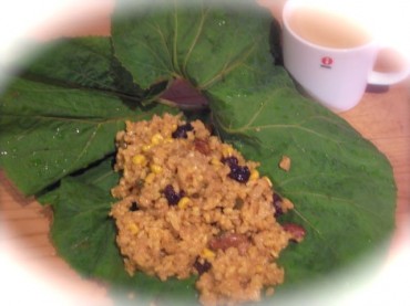 干しぶどうにナッツ類、林檎にピーマンとフルーツ中心になりました。チャイと一緒に。