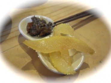 文旦をいただきました。その皮で作りおきしておた・・・なんというのだろう。こういうお菓子、ありますね。周りんグラニュー糖をまぶしています。