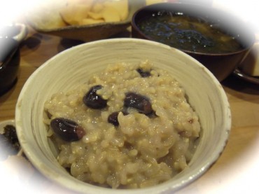 黒豆はいつも炊いておいてあります。今日は、5粒でなくて、玄米粥に入れて、黒蜜と豆乳も少し加えた、少し甘い黒豆ミルク粥です。大好〜物♪