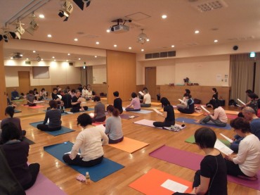 先月の様子。朝Yogaの前の講話は、日常のいろいろとリンクし心に響きます。
