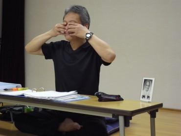 解説の合間にこうして実習したりします。これは、「ヨーニー・ムドラー」をしています。