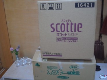 R0016021 もう、こうして何個ダンボールを「くすりの成城」さんからもらっただろうか。くすりの成城の方ともすっかり仲良しになりましたとさ、です。こんな最近を思う…みんなみんな物語のようです。出てくるひとはみんな親切でにっこり笑っています。話はどんどん続いていくんです。。