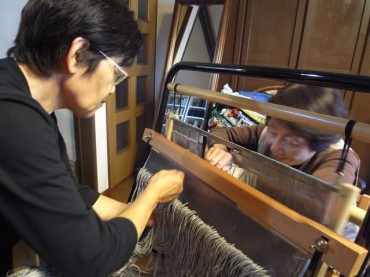 縦糸通しは、二人で協力すると早かった！昔はこうして、嫁さんとお母さんが一緒にしたのではないでしょうか