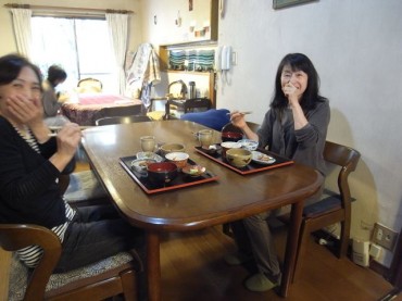 R0016039 「やだあ〜、織っているところならいいけれど・・・食べにきたみた〜い!」と粟津さんと池永さん。いえいえ、美味しく食べて力を貸してくださいね〜