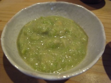 ミズのとろろです。新鮮なミズでした。茎の根に近い部分でこしらえます。さっと湯通しし、小口に刻み、少しの酢を加えてすり鉢でゴリゴリ〜<br />
味噌を加えて出来上がりっ