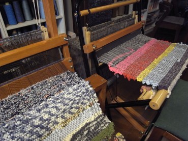 みんなで織りを繋げましょう。いろいろな色が楽しい。