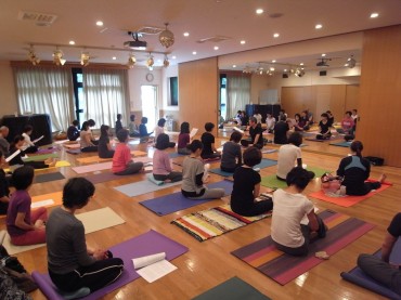 心地の良い？瞑想の後は、講話。今日は２つのお話をしてくださいました。