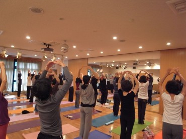 朝だけと今日は月の礼拝をしましたあ〜。「ま〜るいお月さんを作ってください。縦長の月ではないですよお」のところをパシャ♪」