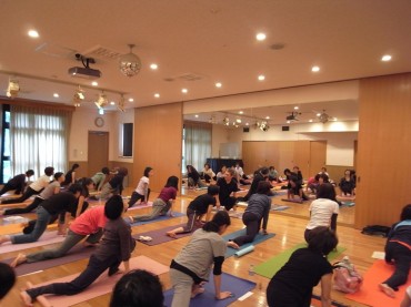 １６の月の礼拝中です。ここはアーンジャネーヤ・アーサナの前かな？「さ、ここでまた月を仰ぎ見て〜、いっつもお月を思ってね」のところパシャ♪