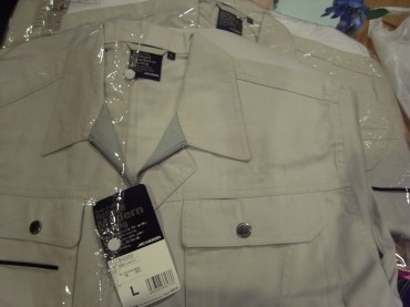 R0016204 左胸の上にあった会社のラベルを丁寧に取ってくださいました。1枚のラベルを、布にキズをつけずにとるのは大変だったでしょう。「私は10分くらいですけど、友達は2時間もかかったんですよ〜。全然二人で楽しんでたんで大丈夫なんですけど。」そう笑い飛ばして語るのは前回5月の支援活動にご一緒した宮沢さん。それを7着も!喜んできていただけるでしょう。