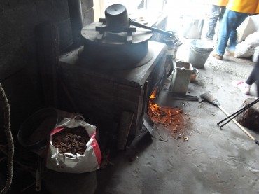 R0016216 毛糸を茹でる釜。薪です。