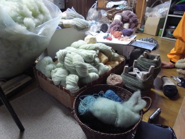 R0016232 美しい手紡ぎの毛糸に思わず手が伸びる。季節の一瞬の色。すべて地元の草木染め。