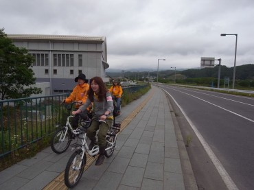 （ボランティアにきたけど）「わ〜い、何かたのし〜なあ♡」（里那）「何かいいじゃない」（寺ママ）
