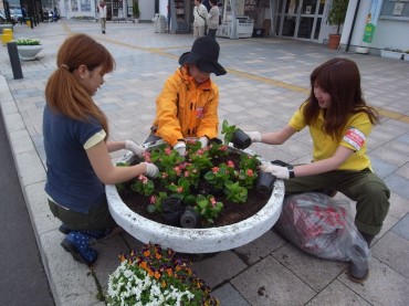宮古駅前２キロ間の花壇に花を〜