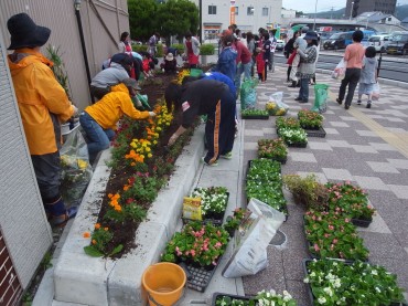 みんなで大花壇を。「た〜だ植えてもダメよ。ほら、高校生！アートの特技を活かせるじゃな〜い。」寺崎ママのお見事っ！な指示力で、２日分の仕事が１日で終了〜