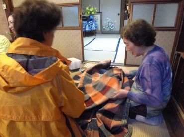 この裂き織りのこたつ掛けは２０年もつかっています。<br />
本当にあったかであったかでございます。