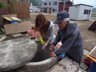 優貴さんも井戸汲み初体験で興味津々。「昔は食事から風呂から洗濯まですべて井戸水でござんしたから。」いま井戸のある家は本当に助かっています。先祖の宝。