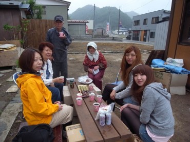 こちらは泥洗いチーム。お茶タイムばかりだぞ〜