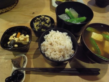 今朝はいただき物の冬瓜を炊きました。木耳とモチキビ（岩手の雑穀）を一緒に煮ました。木耳ちゃんもいただき物ですが、早野家の定番になりました。生かされています。合掌。