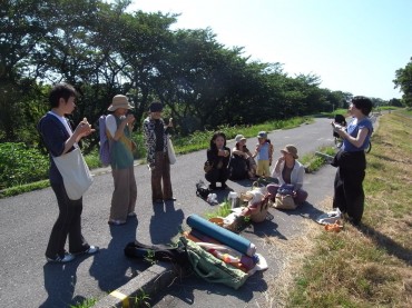 みんなでチャイタイム♪リンゴも食べた。みんなにっこり。