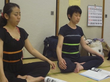 こちらは、呼吸の練習。胸部と腹部に紙テープを巻いて呼吸をすることで、腹式呼吸と胸式呼吸を分けて感じています。