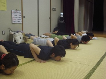 シャラバ・アーサナ　みんなバッタさんです。