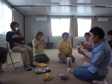 朝ヨーガを終えて。「工事の音がしていますが・・・」「ほれ、木張って、中に断熱材をいれて、冬の準備。」「あ〜こんなのしたって寒いんだあ〜」『冬が怖い、本当に冬が怖い』